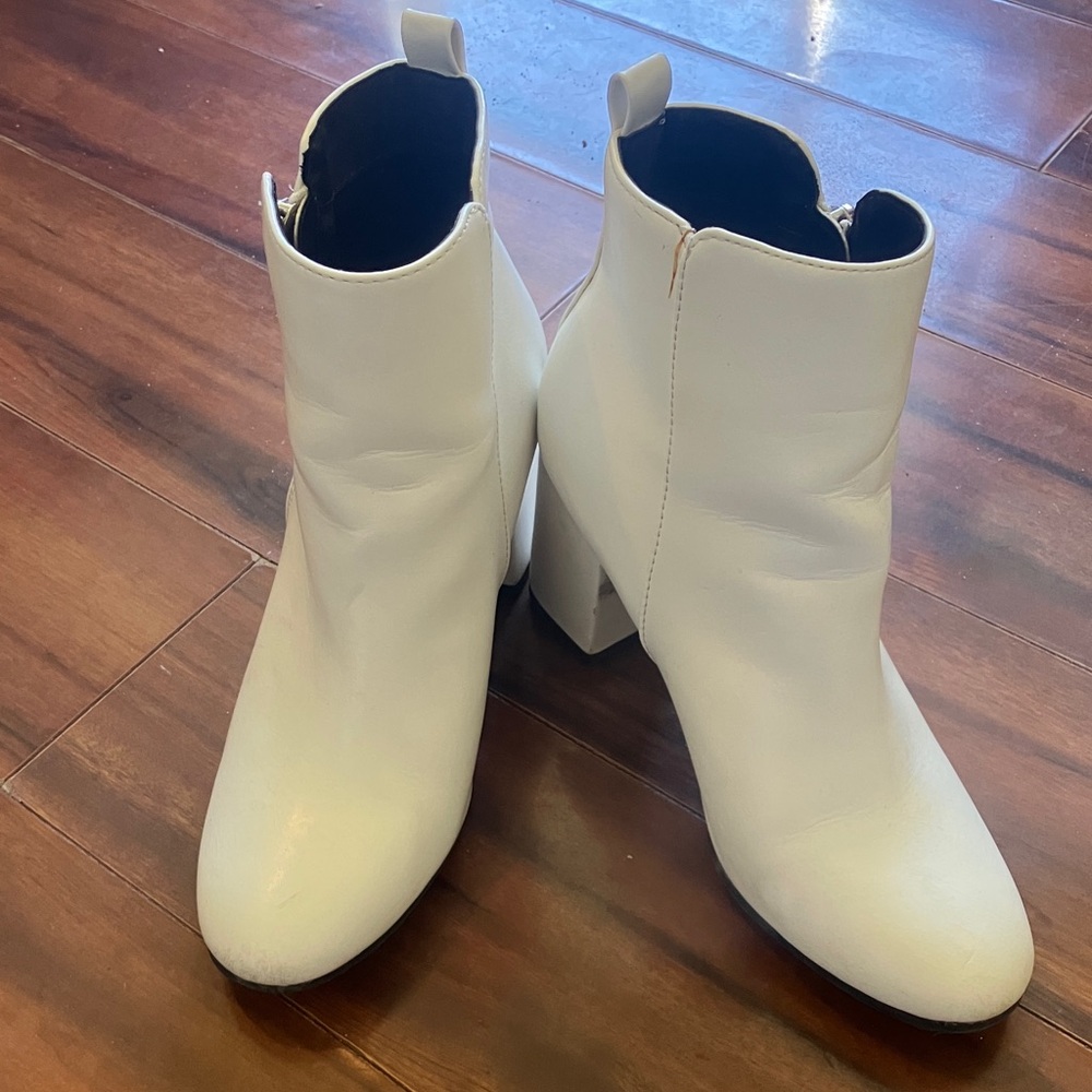 White Ankle Boots with Block Heel qupid